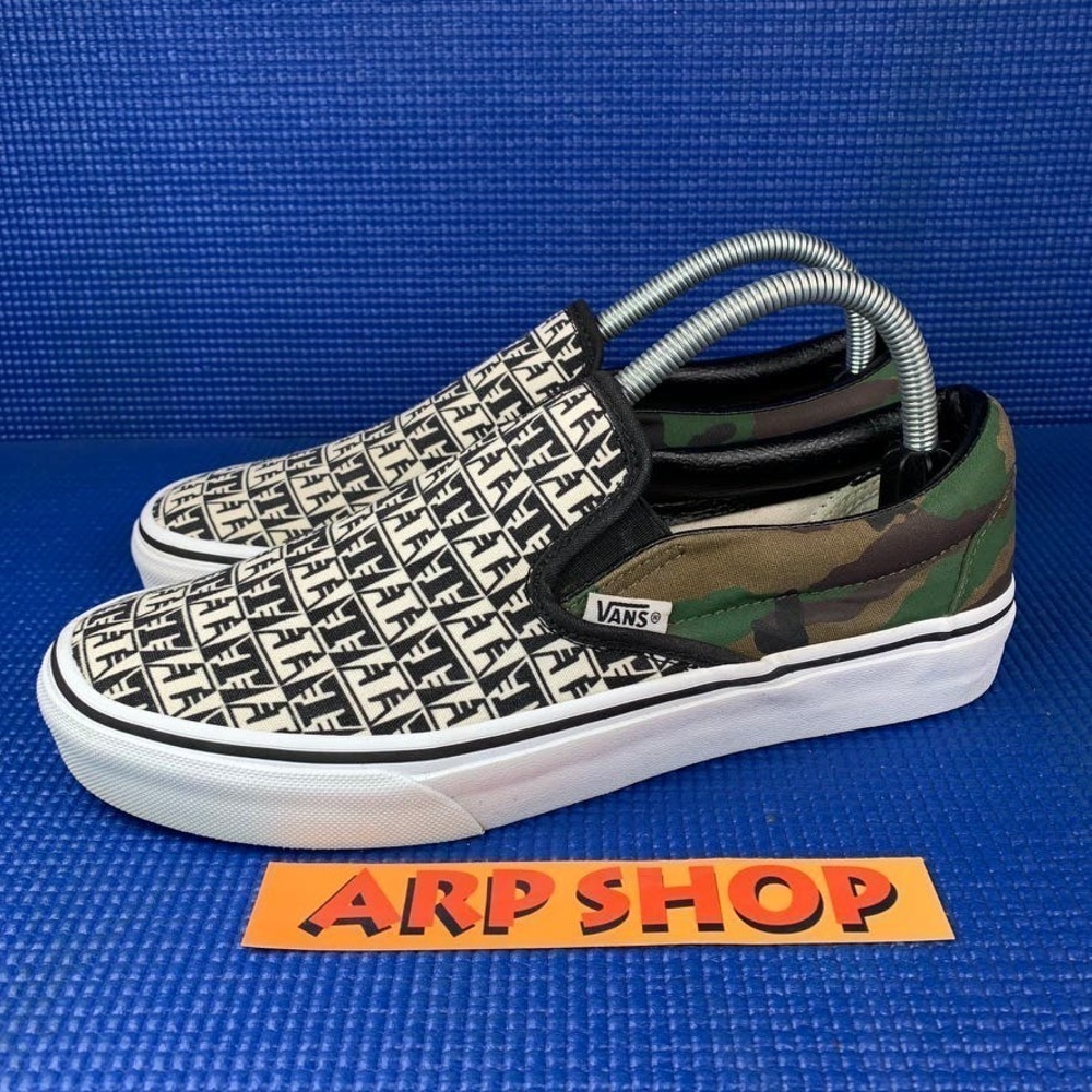 VANS CLASSIC SLIP ON  Women`s Size 9 Black White Camo Skateboarding Shoes 721454